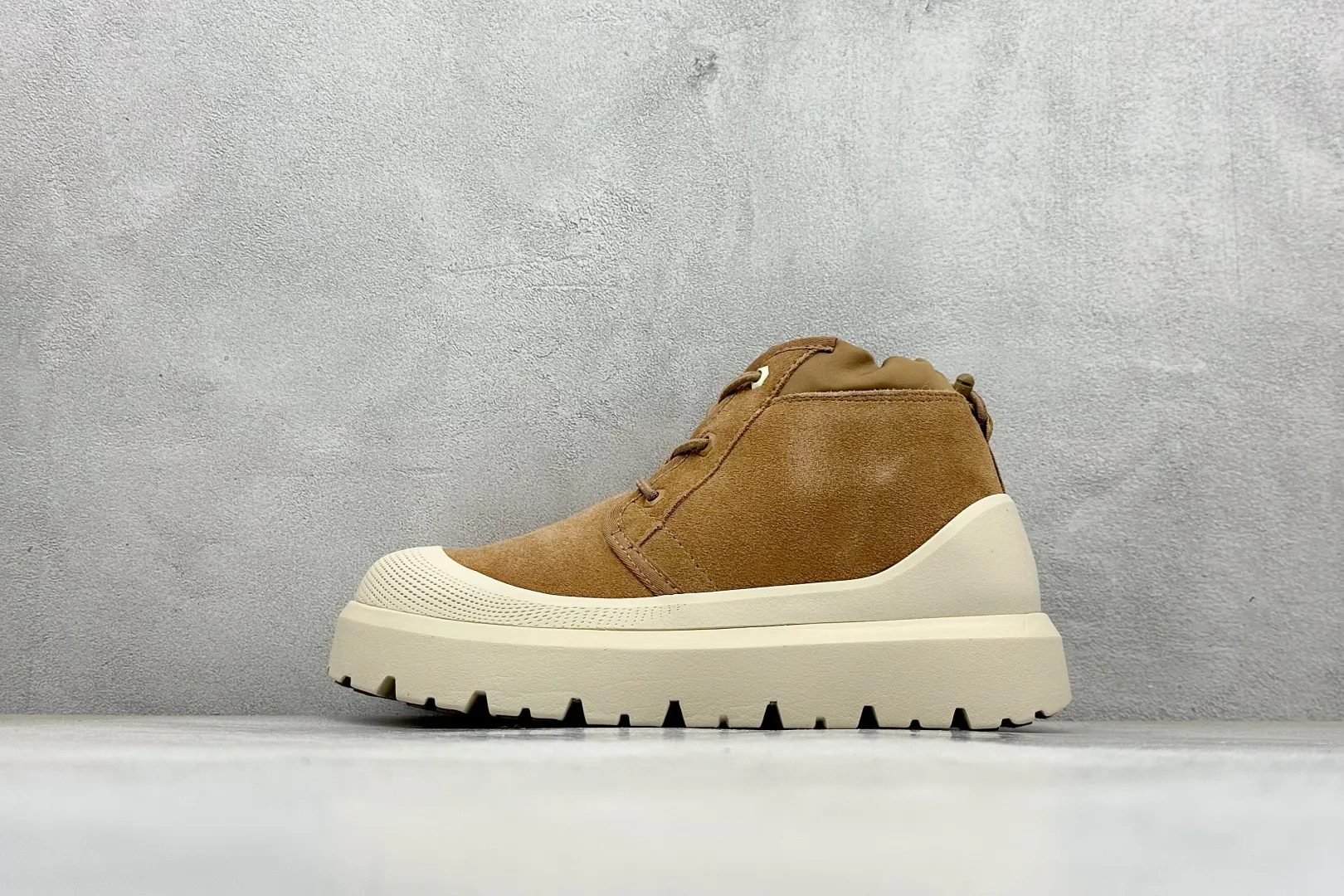 🐲💰 560 Support store UGG sheepskin integrated snow boots Autumn and winter classic outdoor Tasman snow boots Official synchronized packaging Inspection standard The material is made of original anti-fouling and waterproof leather Sheepskin integrated non-slip and wear-resistant light wing outsole Full of warmth performance, must be a good product in cold seasons Item number: 1143991 Size: 35-45